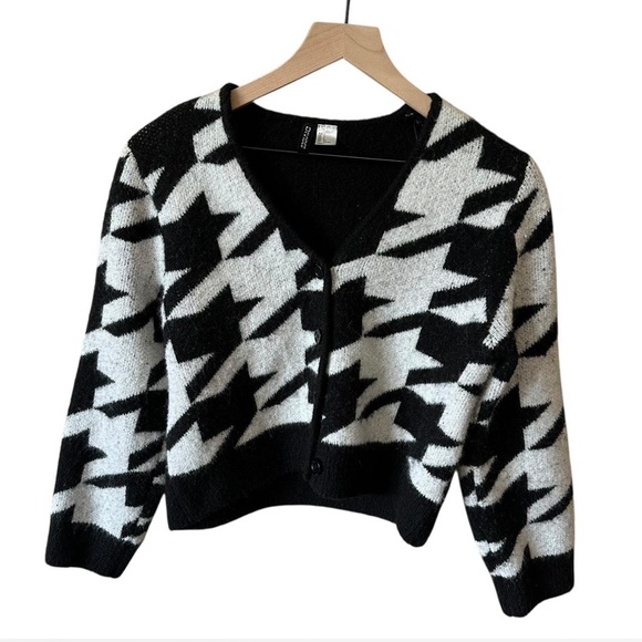 H & M DIVIDED cardigan sweater in excellent condition. Size small. - Picture 1 of 5